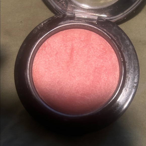 MAC COSMETICS New Romance blush - Picture 2 of 4
